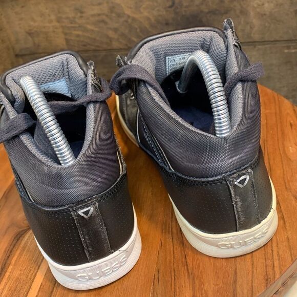 Guess boys shoes, Sz 8.5.   Inv 5064 - Picture 3 of 6